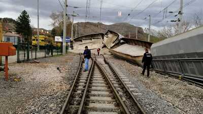 Malatya'da yük treni devrildi