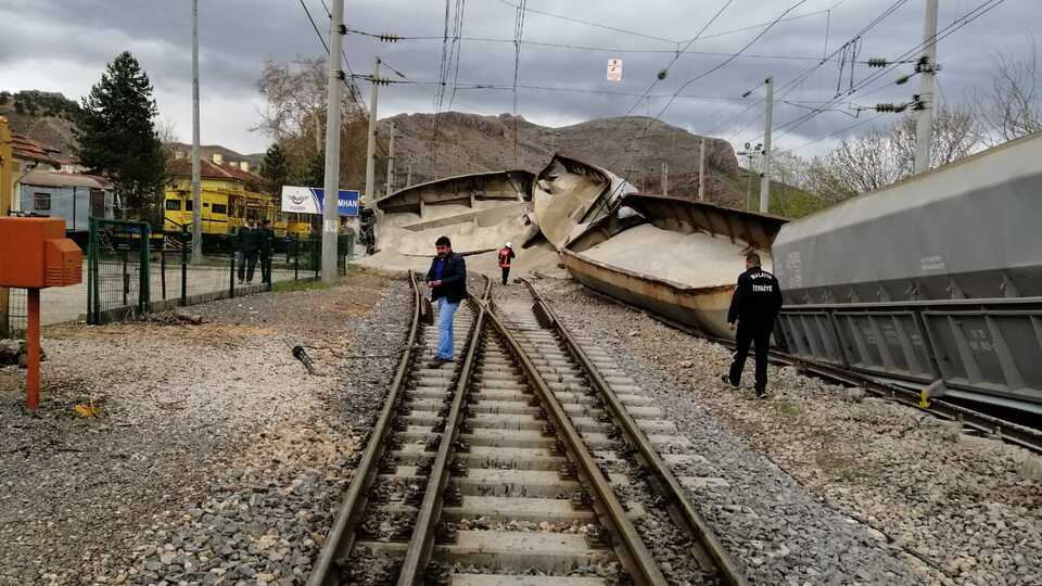 Malatya'da yük treni devrildi