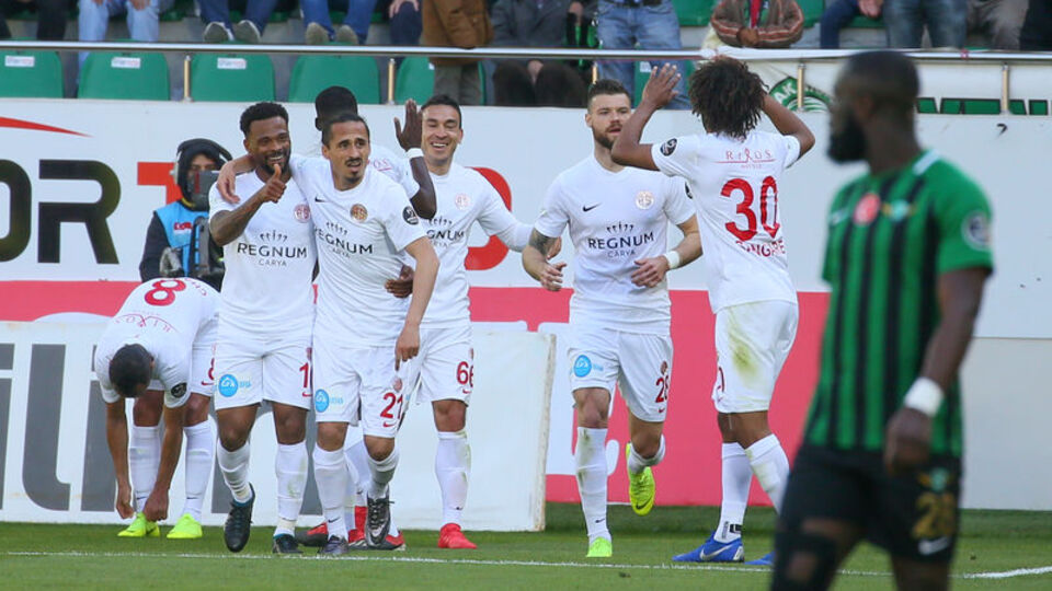 Antalyaspor Akhisar'ı Mevlüt'le yıktı