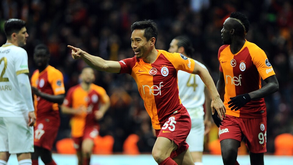 Sağ bek ortaladı, sol bek attı!
