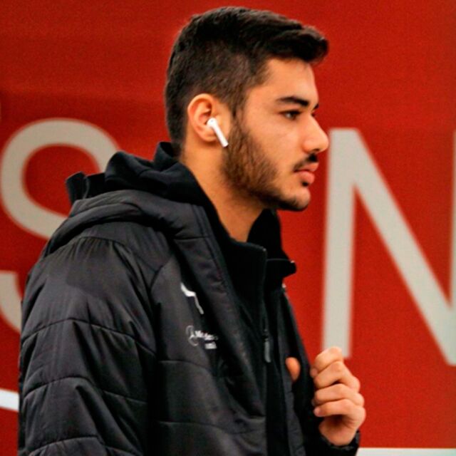 Ozan Kabak kaosun içinde!