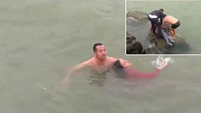 Denize düşen genç kızı polis kurtardı!