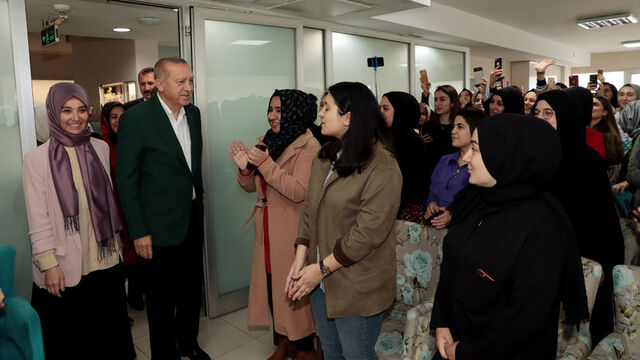 Cumhurbaşkanı Erdoğan TÜRGEV yurdunu ziyaret etti
