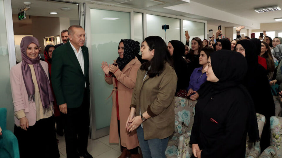 Cumhurbaşkanı Erdoğan TÜRGEV yurdunu ziyaret etti