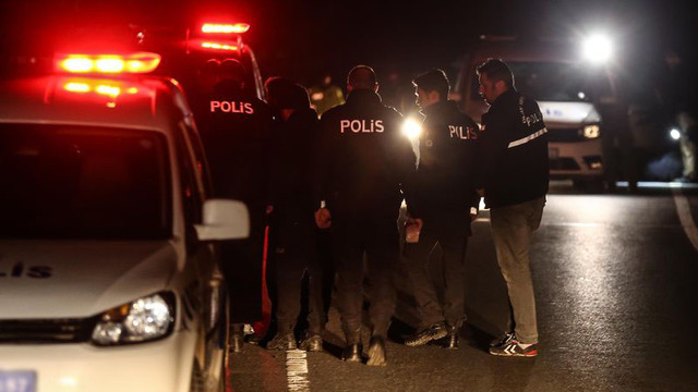 Sarıyer'de denetimden kaçan otomobil polise çarptı