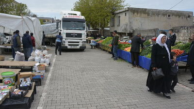 Freni boşalan TIR pazara daldı!