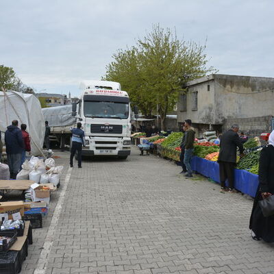 Freni boşalan TIR pazara daldı!