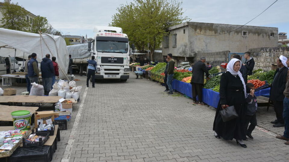 Freni boşalan TIR pazara daldı!