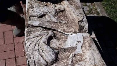 Kepçe taşa vurunca ortaya çıktı