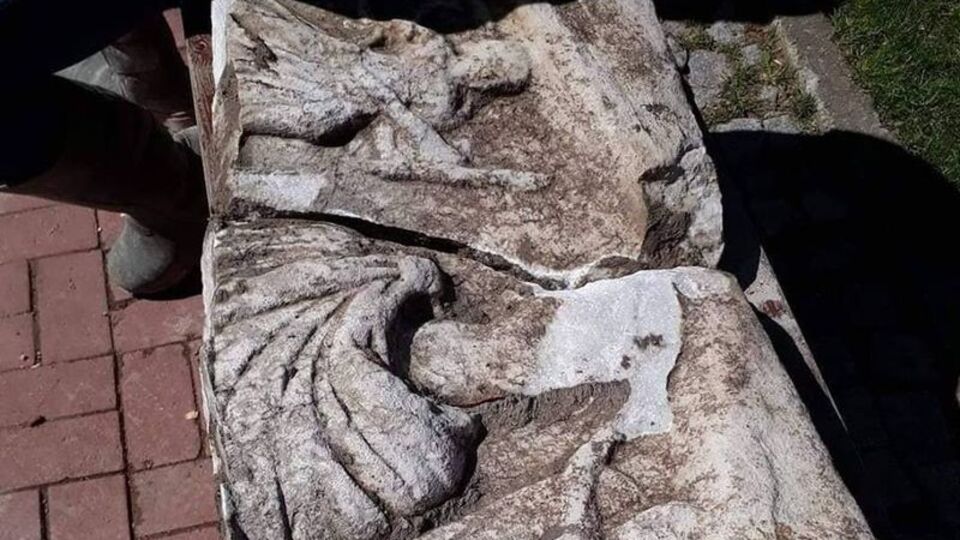 Kepçe taşa vurunca ortaya çıktı