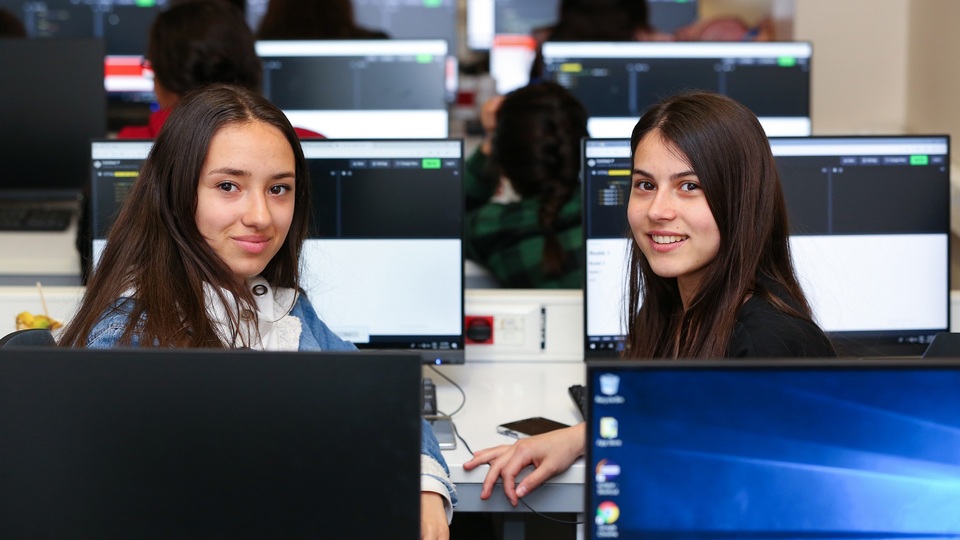 Kız öğrenciye bilişim dersi verecek!