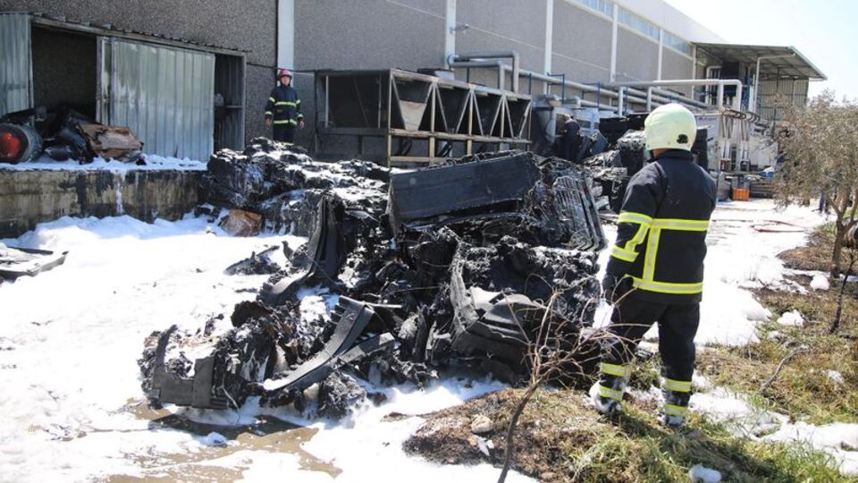 Manisa'da plastik fabrikasında yangın