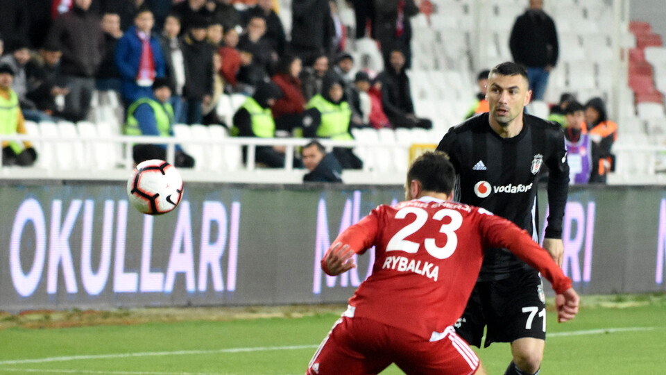 Burak'ın kafasına yabancı madde atıldı