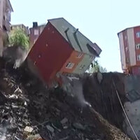 Kağıthane'de dört katlı bir bina çöktü!