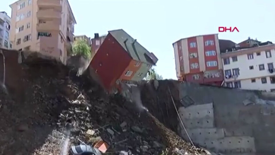 Kağıthane'de dört katlı bir bina çöktü!