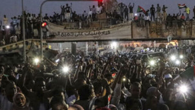 Sudan'da muhalifler askeri konseyle müzakereleri askıya aldı