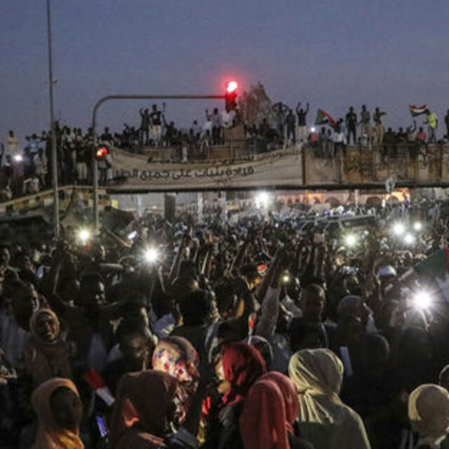 Sudan'da muhalifler askeri konseyle müzakereleri askıya aldı