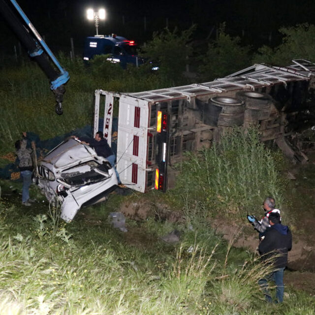 Feci kaza! Kamyon ile otomobil şarampole uçtu