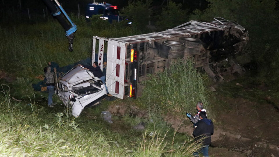 Feci kaza! Kamyon ile otomobil şarampole uçtu