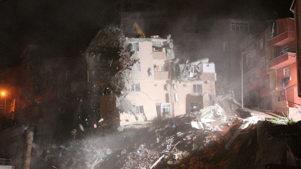 Riskli 5 katlı bina yıkıldı!