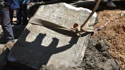 Kepçe taşa vurunca ortaya çıkmıştı! İnceleniyor