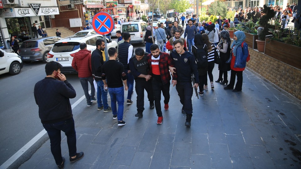 Batman'da eşinin başına silah dayayarak rehin aldı