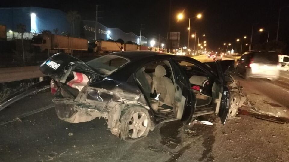 Otomobil ile panelvan çarpıştı!