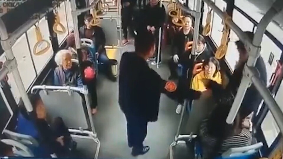 Yer vermeyen kadını tokatladı!