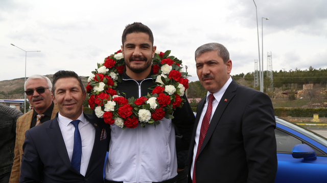 Taha Akgül, coşkuyla karşılandı