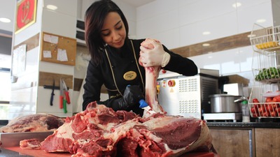 Üniversiteli kadın kasaplar