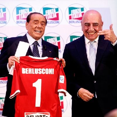 Berlusconi futbola döndü!