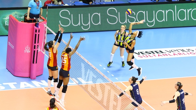 Fenerbahçe Galatasaray'ı devirdi