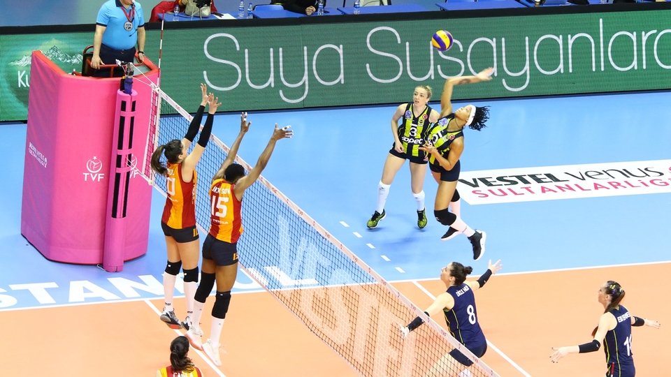 Fenerbahçe Galatasaray'ı devirdi