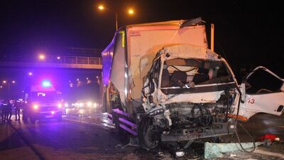 Kamyonet kamyona çarptı, TEM kilitlendi