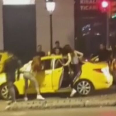 Tarlabaşı'nda laf atan kişiyi linçten taksici kurtardı