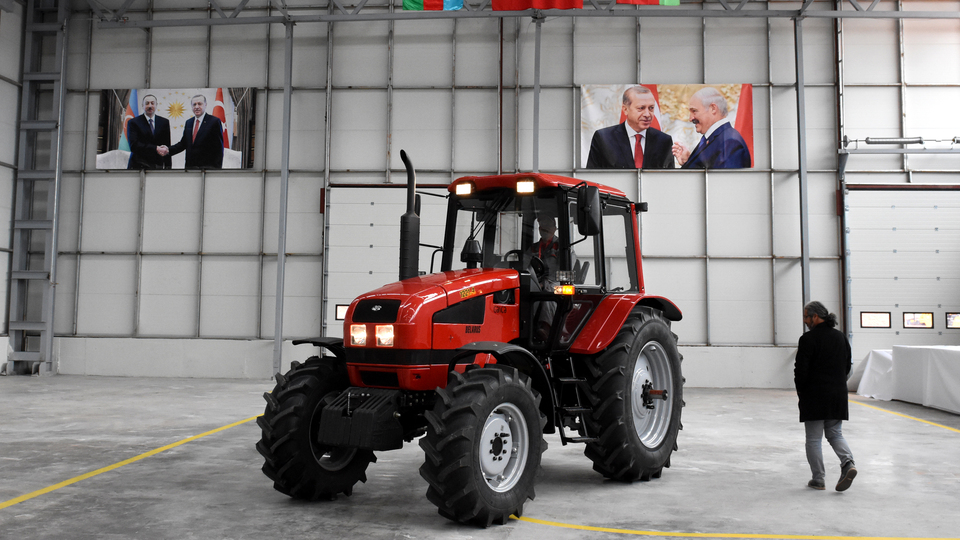 İlk traktörler banttan indi