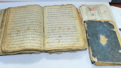 500 yıllık iki kitabı satarken yakalandı