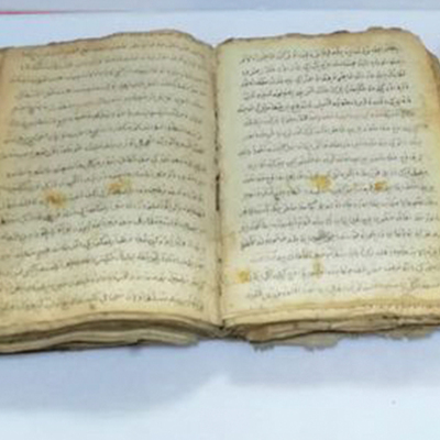 500 yıllık iki kitabı satarken yakalandı