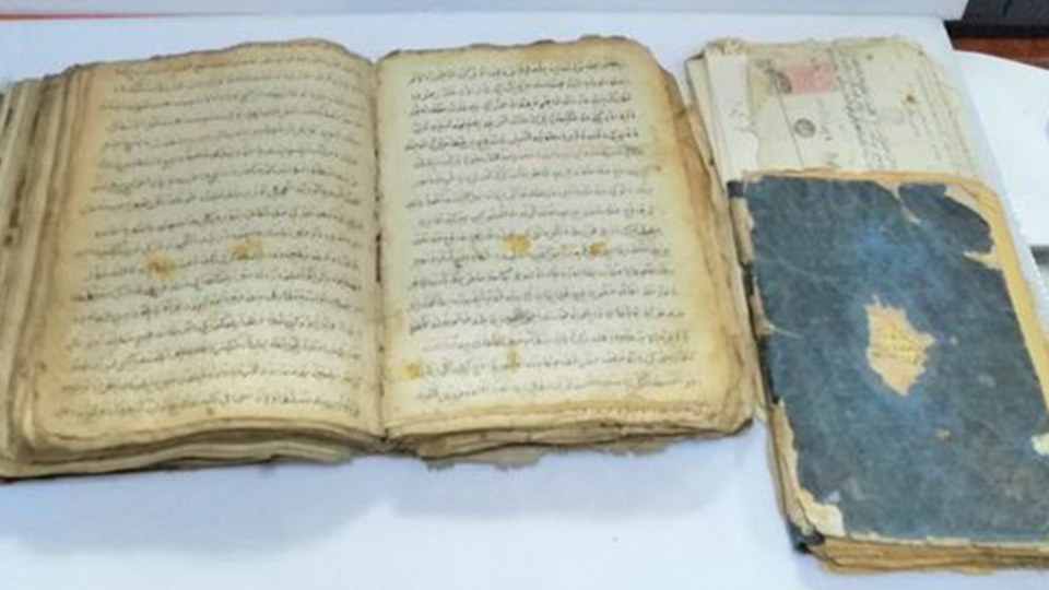 500 yıllık iki kitabı satarken yakalandı