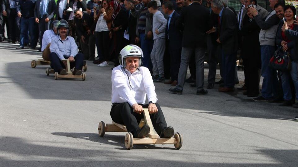 Tahta arabalarla 'formula' yarışı