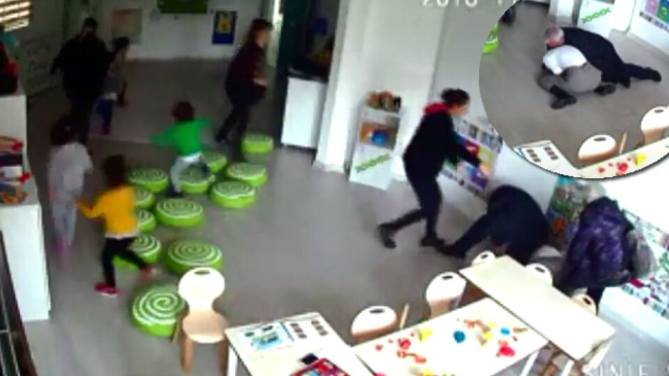 Anaokulu öğretmenini çocukların gözü önünde dövdüler