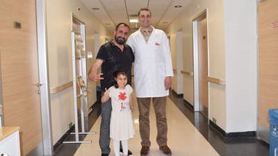 Minik Deniz'in kopan parmağı 3 saatte yerine dikildi