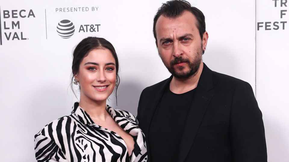 Eşini yalnız bırakmadı