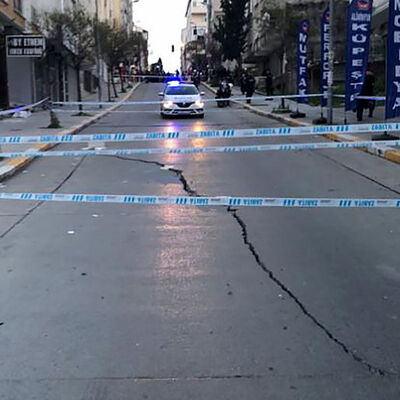 Esenyurt'da sokak ve caddede çatlaklar oluştu