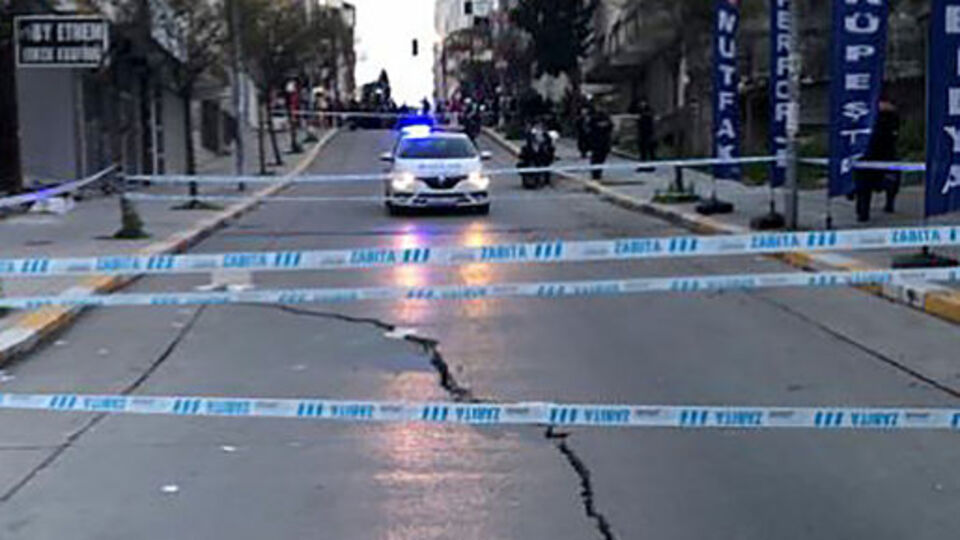 Esenyurt'da sokak ve caddede çatlaklar oluştu