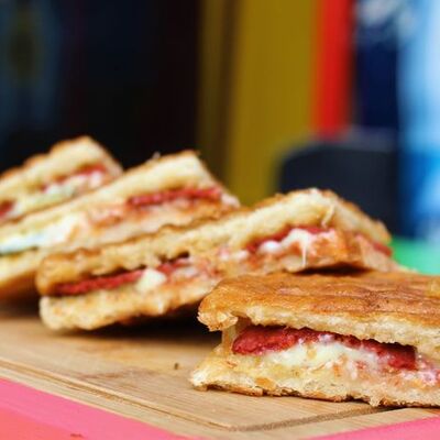 "Derdini anlatamayana tost yok"