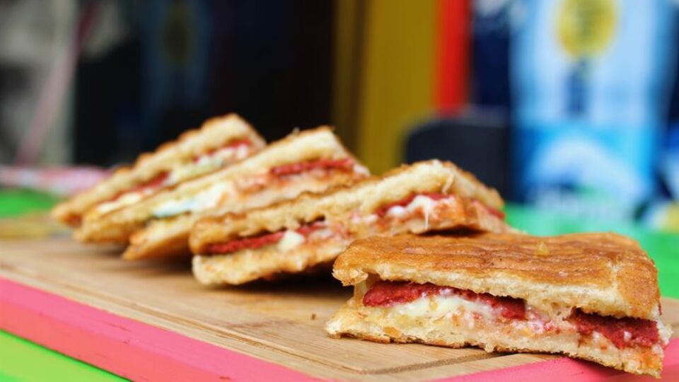 "Derdini anlatamayana tost yok"