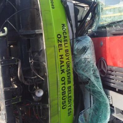 Otobüsün altına savruldular! 6 araç birbirine girdi