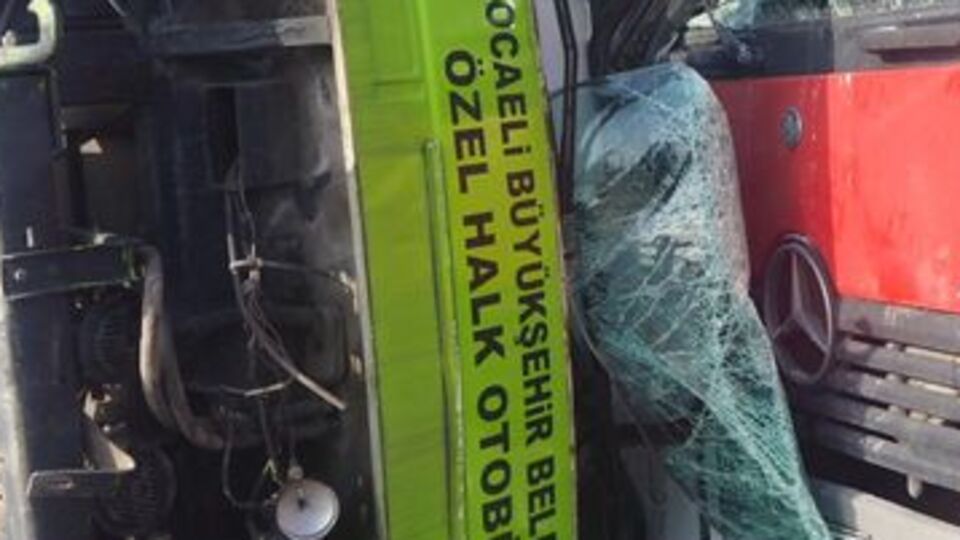 Otobüsün altına savruldular! 6 araç birbirine girdi