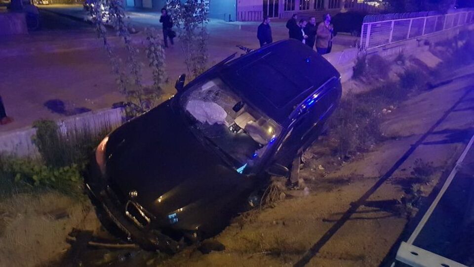 Kaza yapan araç su kanalına düştü